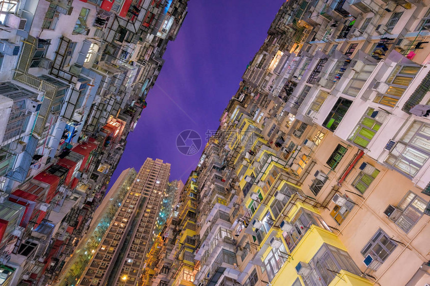 香港QuarryBay市五彩四色公寓楼图片