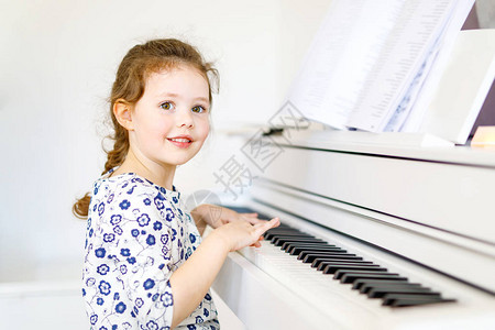 可爱健康的小女孩在或音乐学校弹钢琴学龄前儿童学习演奏乐器很开心教图片