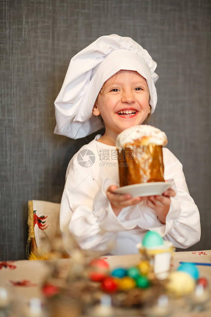 春天来了复活节前夕复活节彩蛋复活节彩蛋一个穿着厨师服的女孩画鸡蛋糕的烤图片