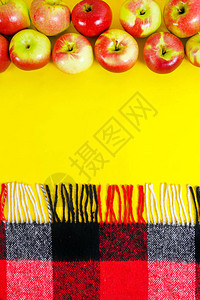 在黄色背景上提取苹果红色和黑图片