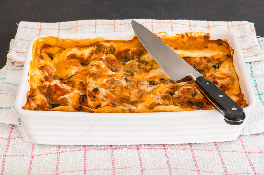 一个吃素的意大利面条刚出来准备用厨师刀切菜图片