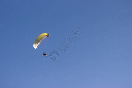 一个滑翔伞的剪影反对清楚的蓝天极限运动复制粘贴的地方图片