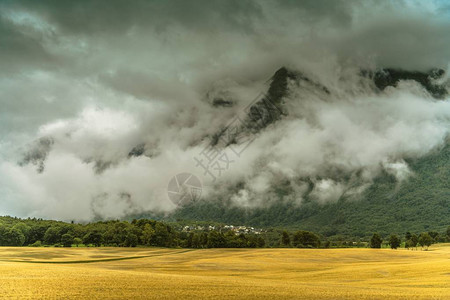 Trollstigen附近的挪威风景雨图片