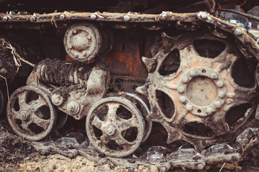 一台废弃的旧拖拉机图片