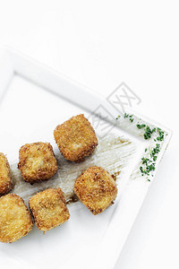 白盘上简单素食餐菜边碟子的薯条马铃薯广场croq图片