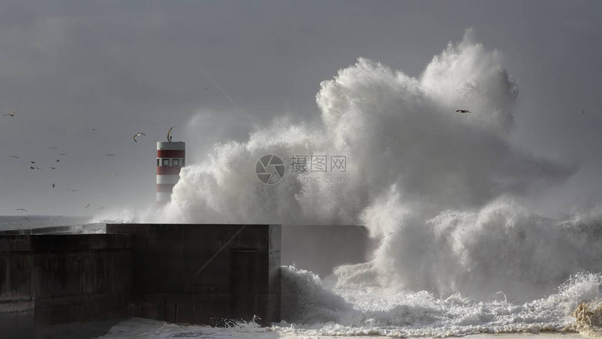 大风暴大海浪在码头图片