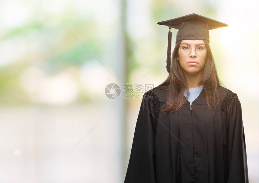 身着毕业帽子和制服图片