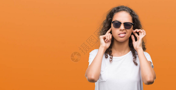 年轻的西班牙女青年戴着太阳眼镜图片