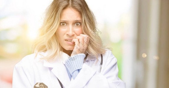 年轻女医生医疗专业人员害怕和紧张地表达焦虑和恐慌的姿图片