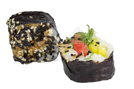 白色背景上的两个寿司日本料理图片