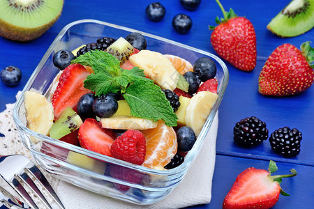 沙律以新鲜的水果和浆果在桌图片