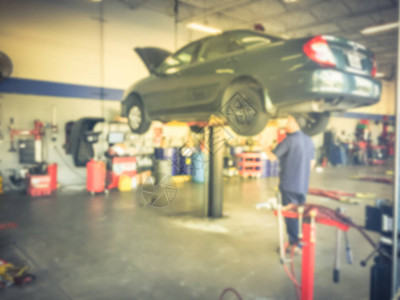 在美国得克萨斯州汽车店修车行对吊车进行机械检查的动议模糊不清背景图片