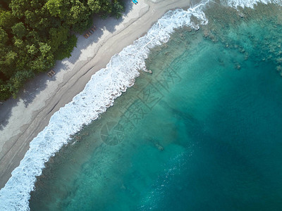 海滩空中无人驾驶飞机观测到的蓝图片