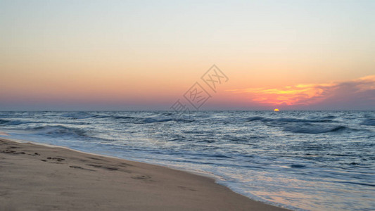 海边美丽的夕阳炎热的夏图片