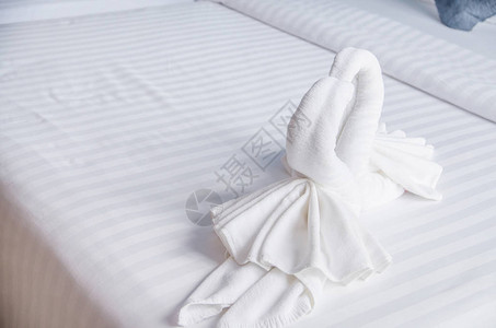 床上白毛巾的天鹅图片