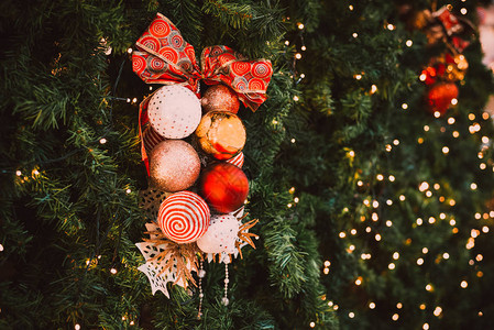 圣诞树与球装饰与树上的光圣诞节和新年假期背景复古色图片