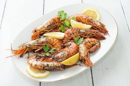美味的烤虾盘地中海食物图片