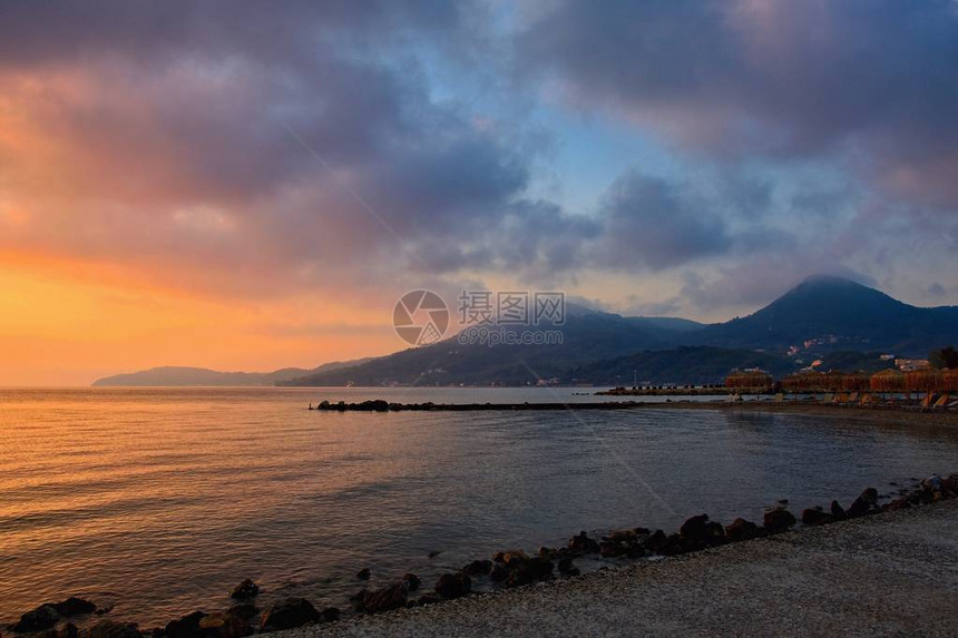 日落海边的日出美丽的浪漫风景与自然图片