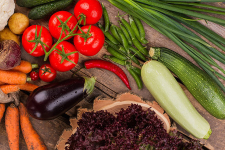 原始洗菜做饭沙拉健康的蔬菜食品在图片