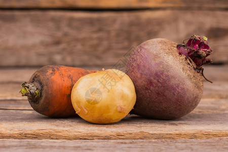 胡萝卜土豆和甜菜根在木头上三种图片