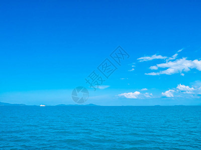 白色云彩和蓝色天空背景的美丽的海和洋图片