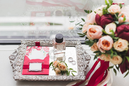 婚礼用玫瑰花束牡丹和丝带戒指香水邀请卡图片
