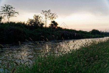 河景山上的日落反射的水面图片