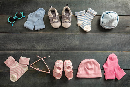 蓝木背景的男婴和女婴鞋子和袜子复制空间图片