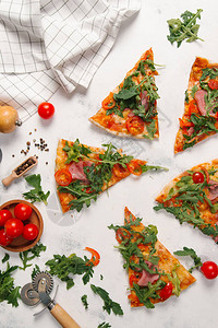 意大利传统披萨的切片和白石图片