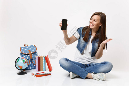 年轻快乐的女学生拿着手机图片