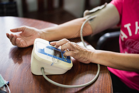 妇女通过检查其血压来照顾自己的健康图片