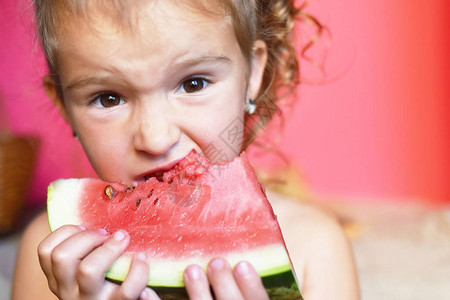 孩子开心地吃西瓜图片