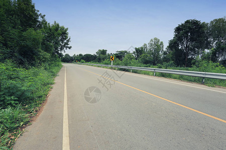 荒无人烟的乡村道路和有树木在路上图片