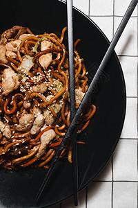 黑盘面肉亚洲菜筷子图片