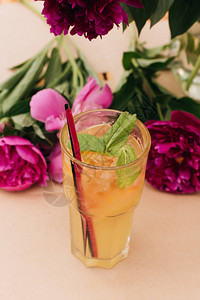 美味的热带鸡尾酒和薄荷叶粉红小图片