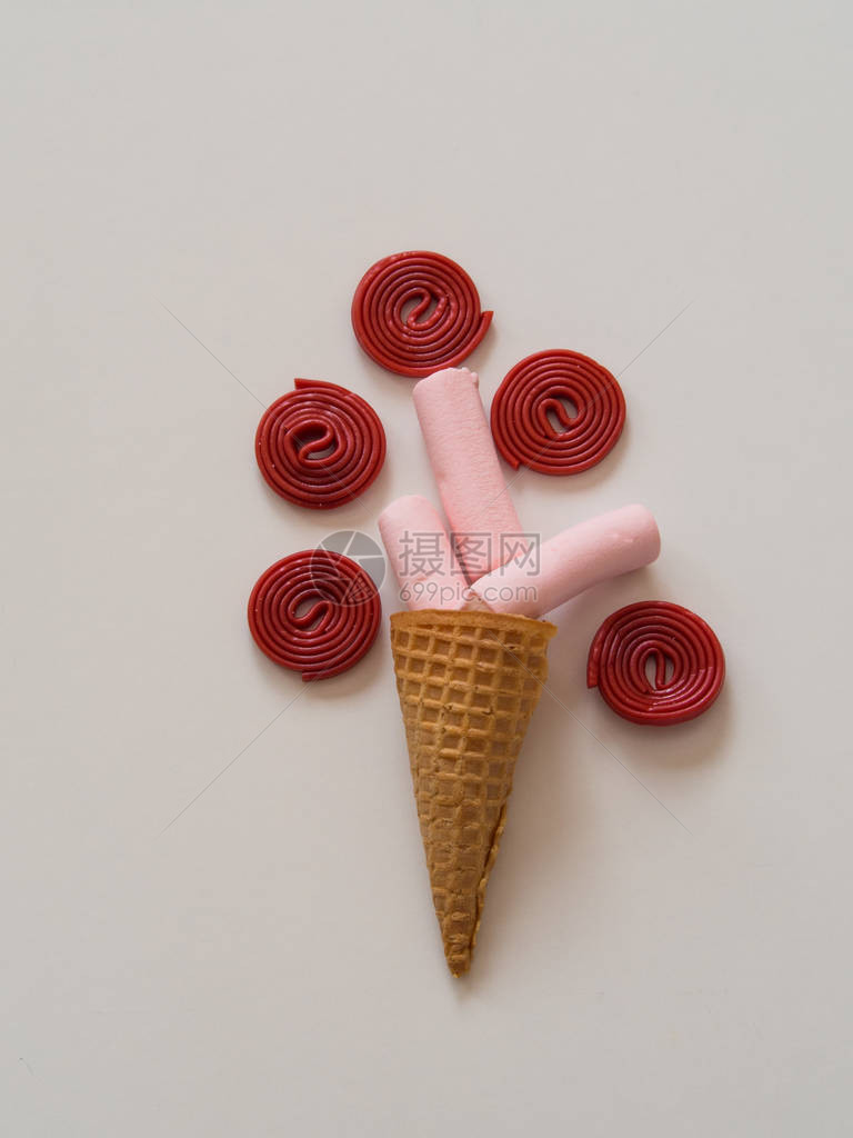 冰淇淋锥体中棉花糖和白液糖中的图片