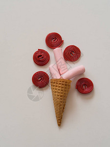 冰淇淋锥体中棉花糖和白液糖中的图片