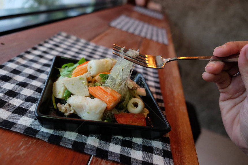 泰国沙拉酸和辣味海鲜加番茄玻璃面条煮菜猪图片