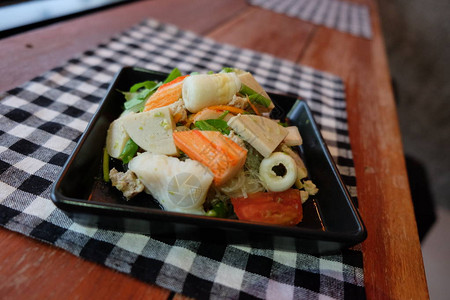 泰国沙拉酸和辣味海鲜加番茄玻璃面条煮菜猪图片