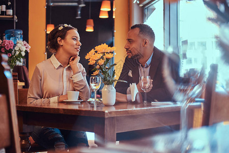 恋爱中的幸福迷人的非洲裔美国夫妇在约会时在一家餐厅度过了愉快的时光图片