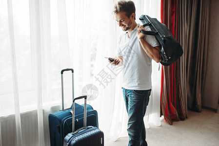 提着手提箱的年轻人准备旅行度假概念的费用行李准备图片