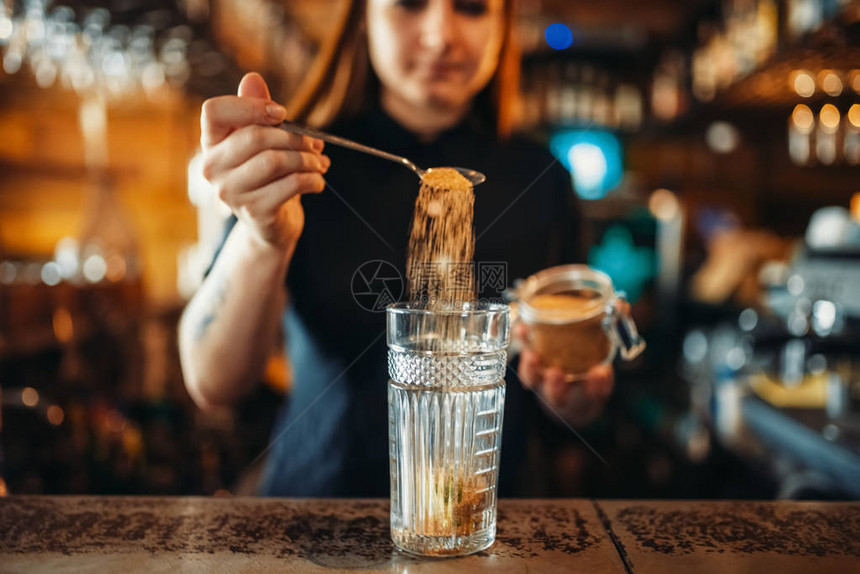 女酒保在酒吧的酒吧柜台混杂图片