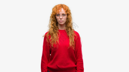 年轻红发女人穿着红色毛衣图片