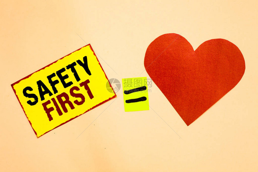 手写文字书写安全第一概念意义避免任何不必要的风险生活安全小心注意黄色纸提醒等号红心图片