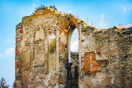 古老庙宇的废墟长着拱门的墙壁阳图片