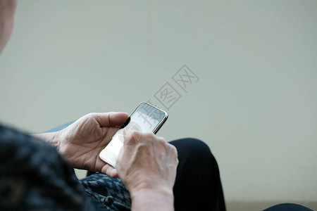 拿着手机的老妇人图片
