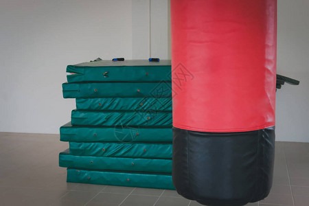 在拳击馆打拳击的红沙袋和黑沙袋体育健身图片