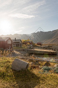 在挪威特罗姆索海岸的一座小屋上图片