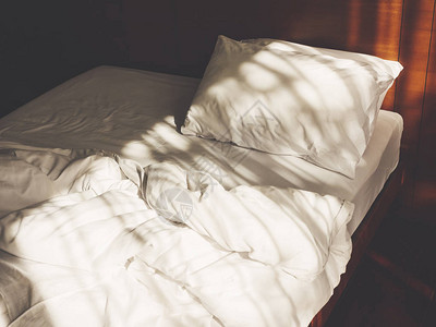 床褥和枕头未整理的卧室早晨有阳光图片