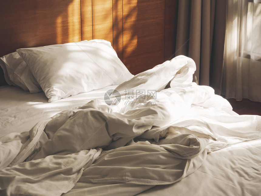 床褥和枕头未整理的卧室早晨有阳光图片